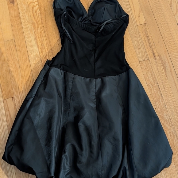 Elegant Black Halter Dress with Bow - Picture 3 of 4